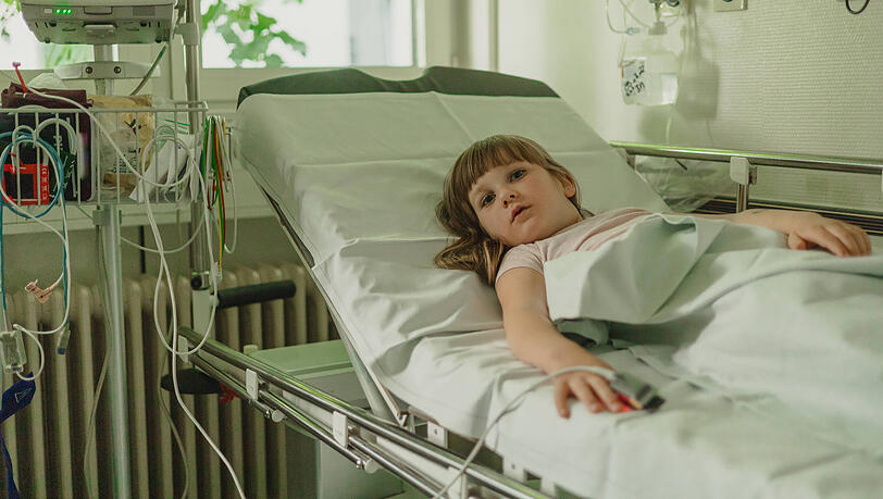 Wenn pflegebed&uuml;rftige Kinder ins Krankenhaus m&uuml;ssen, erhalten sie weiter Pflegegeld - aber nur f&uuml;r einen gewissen Zeitraum.