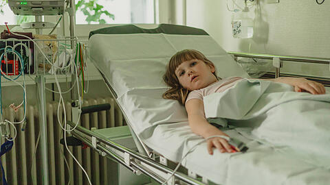 Wenn pflegebedürftige Kinder ins Krankenhaus müssen, erhalten sie weiter Pflegegeld - aber nur für einen gewissen Zeitraum.