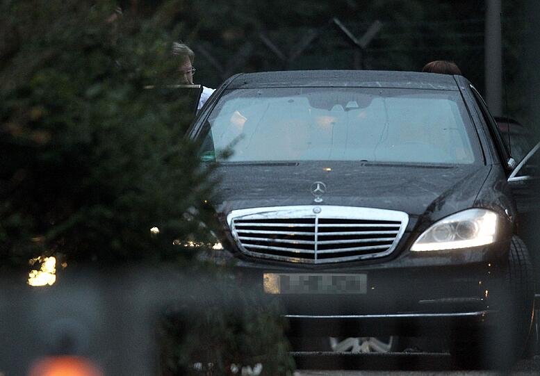 Bundespraesident Christian Wulff verlaesst am Freitag um 7.36 Uhr in einem Dienstwagen seine Dienstvilla in Berlin - Dahlem.
