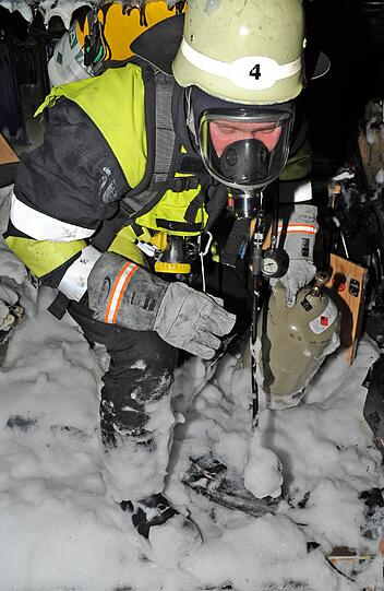 An einer Tankstelle am Petuelring wurde am Dienstagabend ein junger Mann verletzt, als ein Benzinkanister aus bislang unbekannten Gründen Feuer fing - die Bilder.