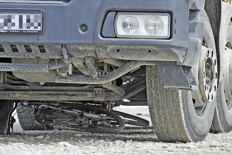 Schock-Foto: Dieser Kieslaster hat einen Radler überrollt. Der Fahrradfahrer war sofort tot