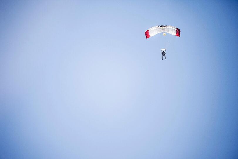 Jahrelang hat er sich auf diese paar Minuten vorbereitet: Extremsportler Felix Baumgartner wird nach seinem Überschall-Sprung weltweit gefeiert. Die Bilder.