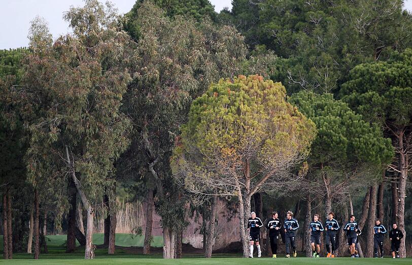 Wieder Frühlauf für einige Spieler. Diesmal über den Golfplatz und diesmal lief Friedhelm Funkel nicht mit. Er schaute sich die Einheit vom Rand aus an.