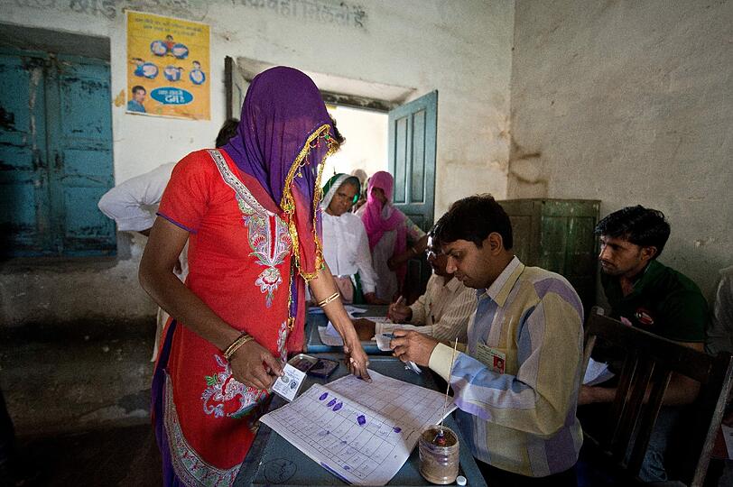 Eine Inderin hinterlässt ihre Finderabdrücke bei den Sachbearbeitern bevor sie ihre Stimme in der Wahlkabine in Alwar, Rajasthan, abgibt. Die Parlamentswahlen in Indien finden noch bis zum 12. Mai statt.