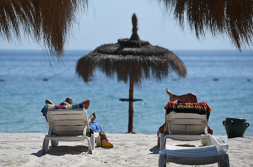 Touristen am Strand in Tunesien. Viele Deutsche ändern aus Angst vor Terror ihre Urlaubspläne. Foto: Andreas Gebert