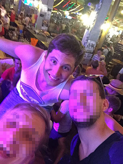 Brutalo-Attacke im Bierkönig am Ballermann. Erst feierte Christoph S., dann wurde er vom Türsteher brutal verprügelt.