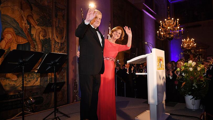 Horst Seehofer und seine Frau Karin winken den rund 1.700 Gästen zu.