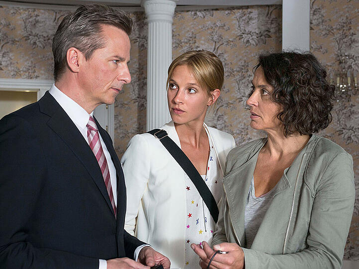 Drängt sich Johanna Stern (Lisa Bitter, M.) zwischen Lena Odenthal (U. Folkerts, r.) und ihre Arbeit?