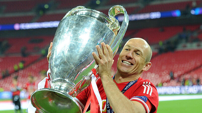 Arjen Robben mit dem Champions-League-Pokal.