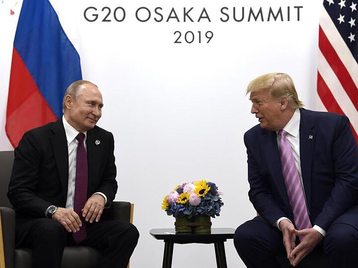 Wladimir Putin (l.) und Donald Trump treffen sich 2019 beim G20-Gipfel in Osaka.