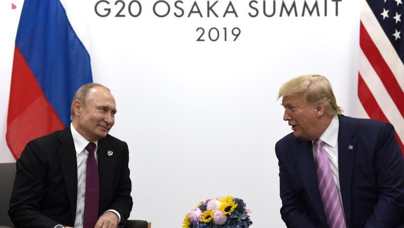 Wladimir Putin (l.) und Donald Trump treffen sich 2019 beim G20-Gipfel in Osaka. Wladimir Putin (l.) und Donald Trump treffen sich 2019 beim G20-Gipfel in Osaka.