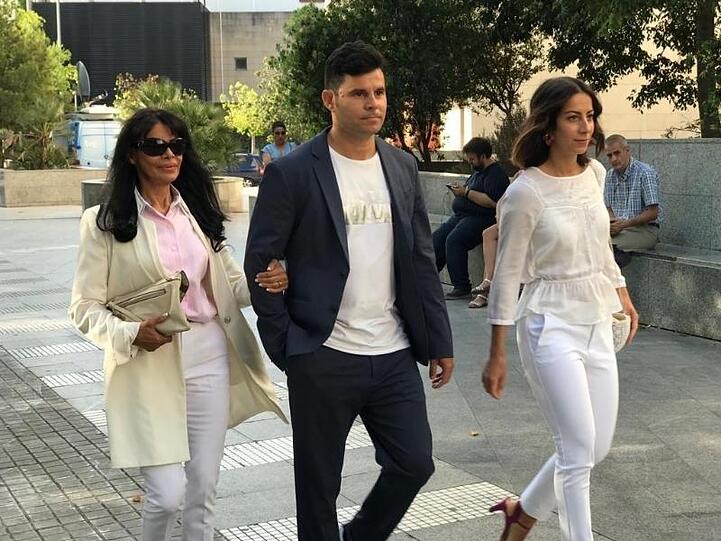 Javier Sánchez Santos mit seiner Mutter Maria Edite (l) auf dem Weg zum Gericht.