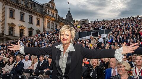 Gloria von Thurn und Taxis bei der Eröffnung der Thurn-und-Taxis-Schlossfestspiele im Innenhof des Fürstenschlosses St. Emmeram, hier im Jahr 2019.
