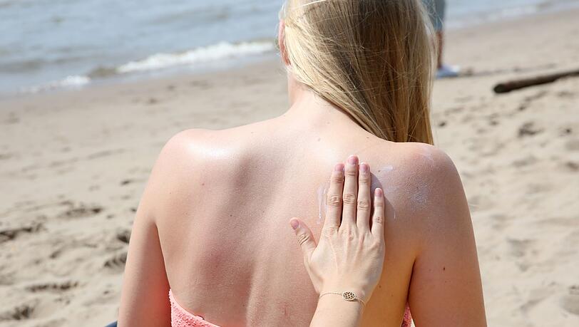 "Das Risiko, einen Sonnenbrand zu bekommen, ist abhängig vom Sonnenstand und in den Sommermonaten von Juni bis August sowie in der Mittagszeit zwischen 11 und 15 Uhr besonders hoch", sagte der Dermatologe Mark Berneburg der Deutschen Presse-Agentur.