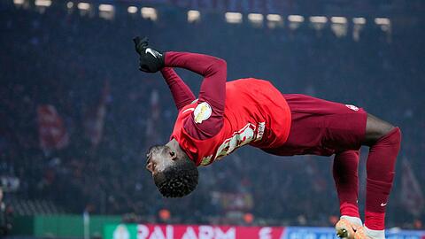 Richmond Tachie von Kaiserslautern bejubelt seinen Treffer zum 2:0 mit einem Salto.