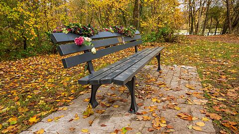 Sie soll an die 37 Jahre alte Mutter und ihre zweijährige Tochter erinnern, die bei dem Anschlag starben.