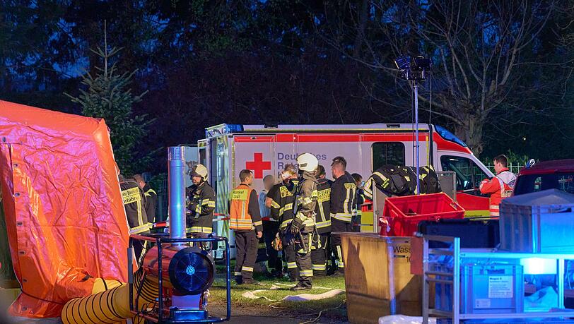 Viele Einsatzkr&auml;fte m&uuml;ssen in einer Schleuse dekontaminiert werden.