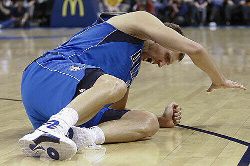 Verdreht: Dirk Nowitzki verletzt sich beim Spiel gegen die Oklahoma City Thunder