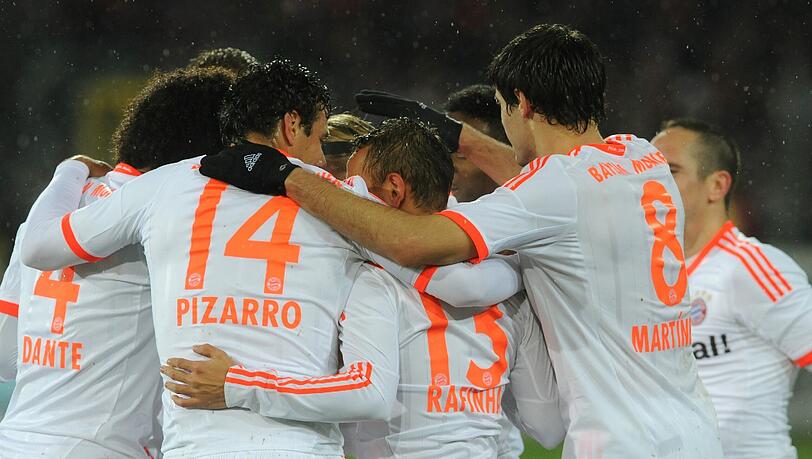 Geschafft! Anatoliy Tymoshchuk trifft zum 0:2 und entscheidet damit nicht nur die Partie endgültig, sondern auch die Herbstmeisterschaft. Geschafft! Anatoliy Tymoshchuk trifft zum 0:2 und entscheidet damit nicht nur die Partie endgültig, sondern auch die Herbstmeisterschaft.