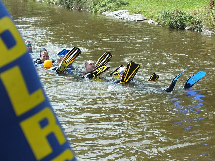Im vergangenen Jahr waren rund 120 Schwimmer beim Isarschwimmen dabei &ndash; viele mit Flossen, weil es sich damit in der Strömung leichter treiben lässt.