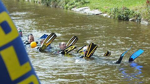 Im vergangenen Jahr waren rund 120 Schwimmer beim Isarschwimmen dabei &ndash; viele mit Flossen, weil es sich damit in der Strömung leichter treiben lässt.