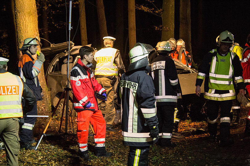 Eine Fahranfängerin verunglückte am Mittwochabend mit einer Beifahrerin im Waldstück bei Pallin, weil das Heck ausbrach. Beide wurden schwer verletzt. Das Auto wurde komplett beschädigt.