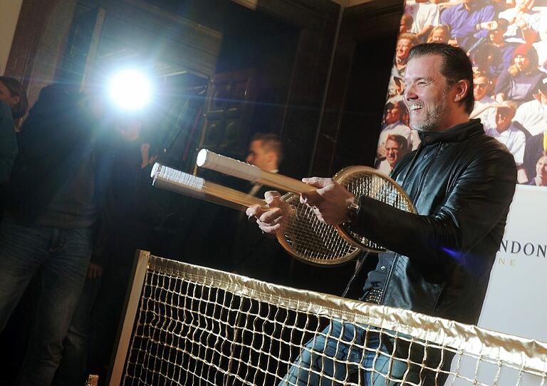 Ein echtes Schlag-Zeug!! Der Schauspieler John Jürgens lässt sich vom Tennisschläger inspirieren.