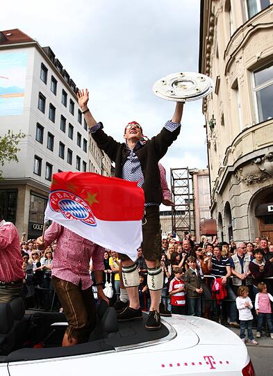 Hoch das Ding: Schweinsteiger bei der 2010er-Titelsause.