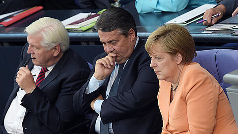 Wer kann Angela Merkel beerben? Frank-Walter Steinmeier (l) oder Sigmar Gabriel?