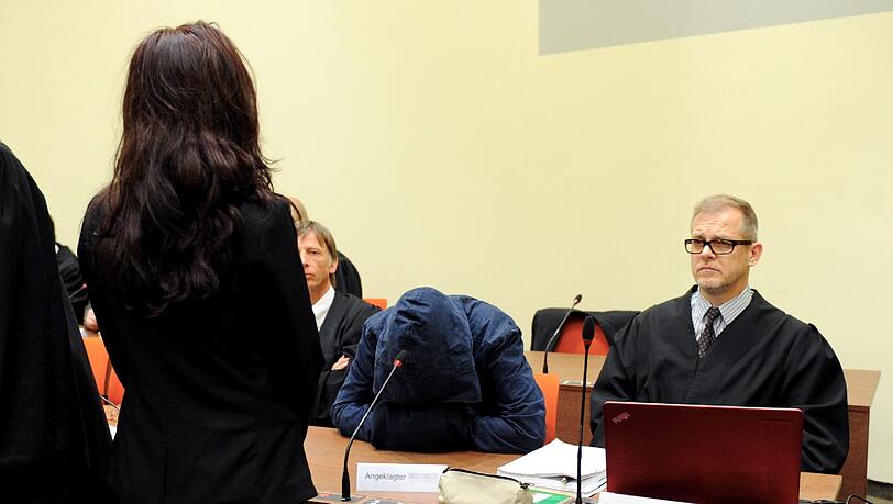 Der Angeklagte Carsten S. verbirgt sein Gesicht an einem früheren Prozesstag hinter einer Kapuze. Der Angeklagte Carsten S. verbirgt sein Gesicht an einem früheren Prozesstag hinter einer Kapuze.