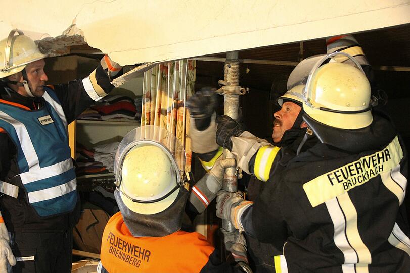 Am Sonntag krachte ein BMW in das Schlafzimmer eines Wohnhauses in Brennberg (Landkreis Regensburg). Die Bilder von der Unfallstelle.