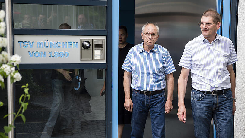 Sie verkünden die Hiobsbotschaft, das Ende des Profifußballs beim TSV 1860 München: Die Vizepräsidenten Hans Sitzberger (l.) und Heinz Schmidt kommen aus dem Räumen der Geschäftsstelle. Sie verkünden die Hiobsbotschaft, das Ende des Profifußballs beim TSV 1860 München: Die Vizepräsidenten Hans Sitzberger (l.) und Heinz Schmidt kommen aus dem Räumen der Geschäftsstelle.