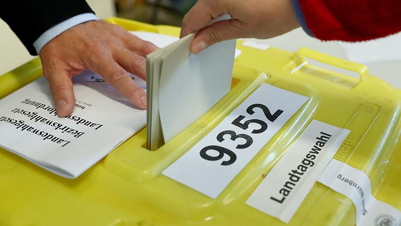 Frühaufsteher haben ihre Stimme an diesem Sonntag schon abgegeben. Seit 8 Uhr haben die Wahlkokale bayernweit geöffnet.