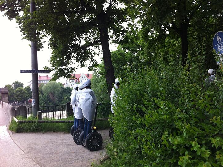 ... von Nahem stellte sich heraus: Hier sind Touristen mit ihren Segways unterwegs. Bei strömendem Regen...