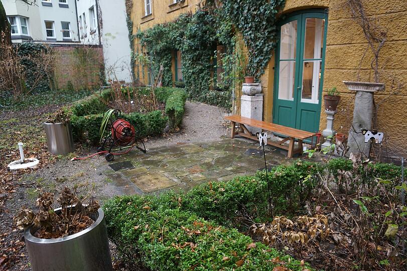 Fast jeder Münchner kennt das letzte Altstadt-Paradies: Der verwunschene Radspielergarten im Hackenviertel.