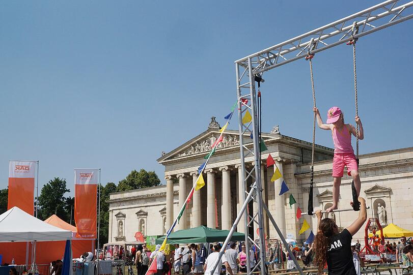 Am Königsplatz war beim Sportfestival trotz Hitze 'Action angesagt. Foto: Daniel von Loeper