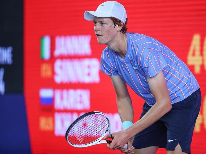 Jannik Sinner hat in Berlin sein Match gegen Karen Chatschanow gewonnen.