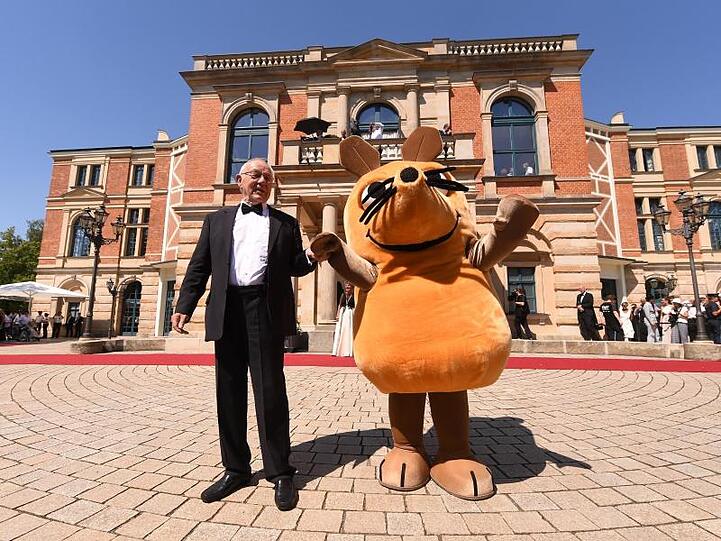 Armin Maiwald und die Maus aus " Die Sendung mit der Maus" zum Beginn der Bayreuther Festspiele. Foto: Tobias Hase