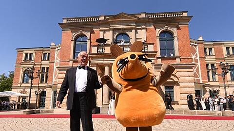 Armin Maiwald und die Maus aus " Die Sendung mit der Maus" zum Beginn der Bayreuther Festspiele. Foto: Tobias Hase