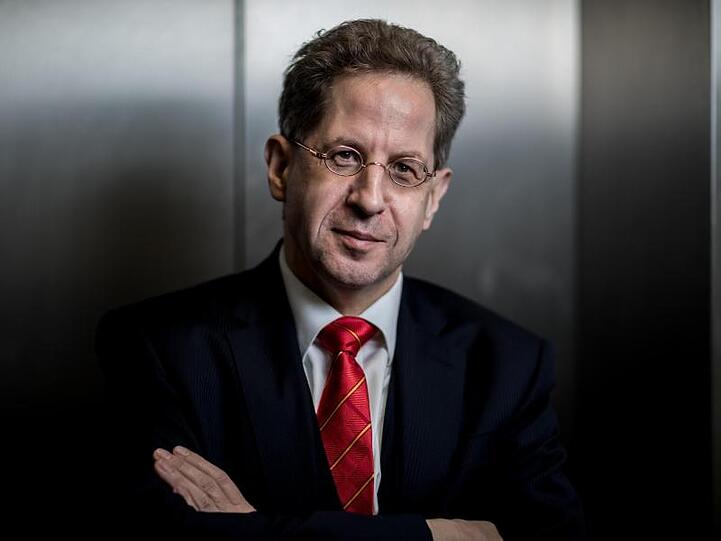 Ex-Verfassungsschutzpräsident Hans-Georg Maaßen sieht erhebliche Versäumnisse in der Migrationspolitik von Kanzlerin Merkel und der Europäischen Union.