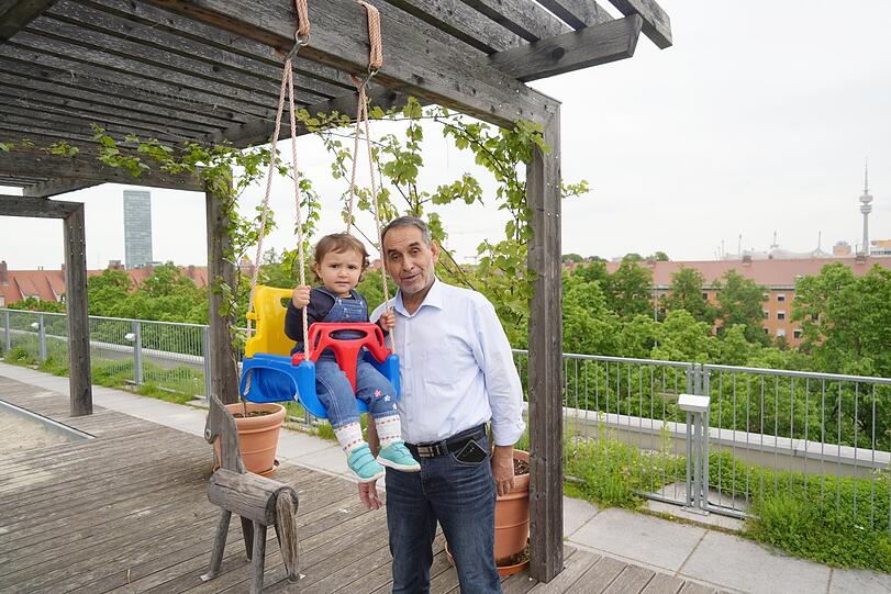 Wie praktisch, dass auf der Gemeinschaftsdachterrasse auf dem Stelzenhaus am Dantebad auch eine Schaukel für Kleinkinder montiert ist: Jana (2) lässt sich hier gern von ihrem Papa Al schaukeln.