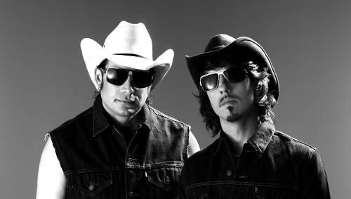 Da tanzt das Fleckvieh – The BossHoss zeigen, dass Country und Rock sich zu einer explosiven Mischung verbinden. Da tanzt das Fleckvieh – The BossHoss zeigen, dass Country und Rock sich zu einer explosiven Mischung verbinden.