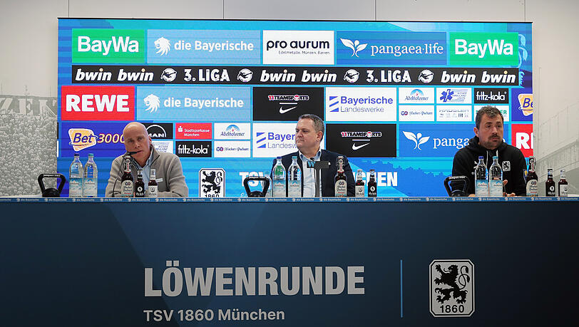 1860-Präsident Robert Reisinger, der neue Finanz-Geschäftsführer Oliver Mueller und Löwen-Pressesprecher Rainer Kmeth (v.l.) auf der
Pressekonferenz am Montagvormittag.