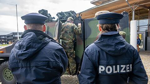 Bei einer Bundeswehrübung kam es versehentlich zu einem Schusswechsel zwischen Polizei und Bundeswehr. (Archivbild)