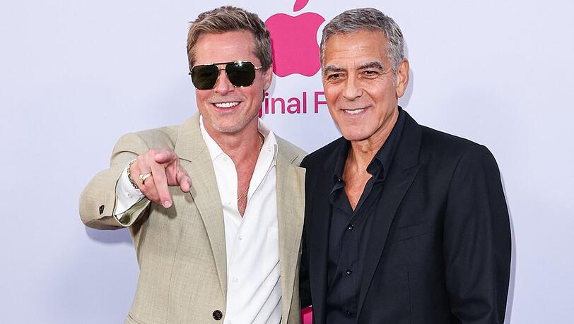 George Clooney (r.) verlor einst eine Rolle an Brad Pitt.