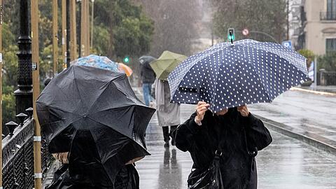 Sogar in Sevilla in Andalusien, wo im Sommer oft Hitze von um die 40 Grad herrscht, mussten sich die Menschen warm anziehen.