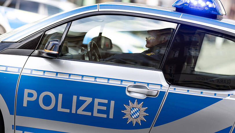 Mit Axt und Hantelstange aufeinander eingeschlagen: Die Münchner Polizei musste mit einigen Streifen nach Unterschleißheim fahren. Mit Axt und Hantelstange aufeinander eingeschlagen: Die Münchner Polizei musste mit einigen Streifen nach Unterschleißheim fahren.