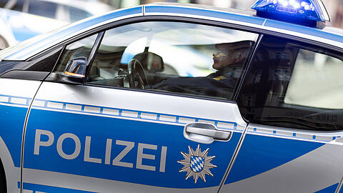 Mit Axt und Hantelstange aufeinander eingeschlagen: Die M&uuml;nchner Polizei musste mit einigen Streifen nach Unterschlei&szlig;heim fahren.