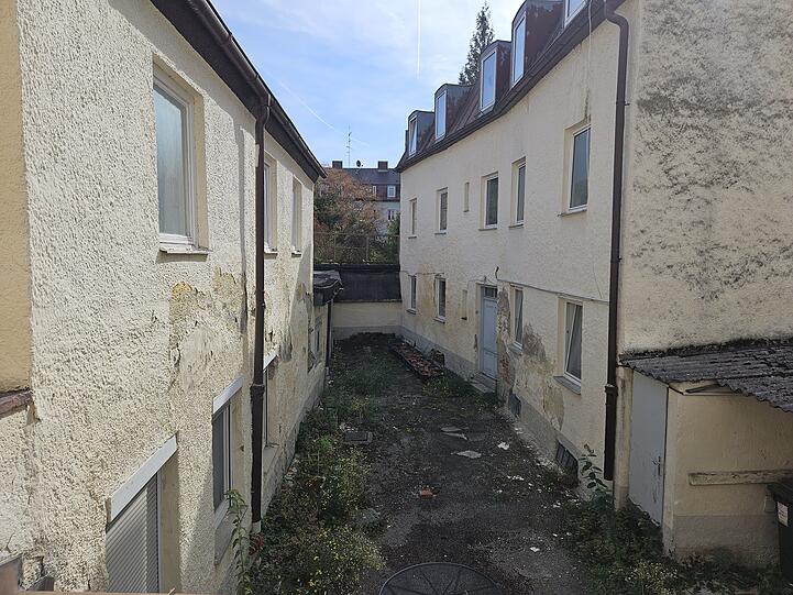 Blick aus dem Vorderhaus in den Hinterhof: Die Rückgebäude werden ebenfalls abgerissen. Das linke Gebäude ist einsturzgefährdet, im rechten wohnt sogar noch eine letzte Mietpartei. Blick aus dem Vorderhaus in den Hinterhof: Die Rückgebäude werden ebenfalls abgerissen. Das linke Gebäude ist einsturzgefährdet, im rechten wohnt sogar noch eine letzte Mietpartei.