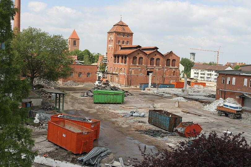 So schaut es heute am alten Tuchergelände aus. Etliche Gebäude müssen bis November 2011 noch abgerissen werden.